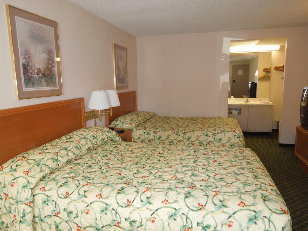 Knights Inn Elyria Room photo
