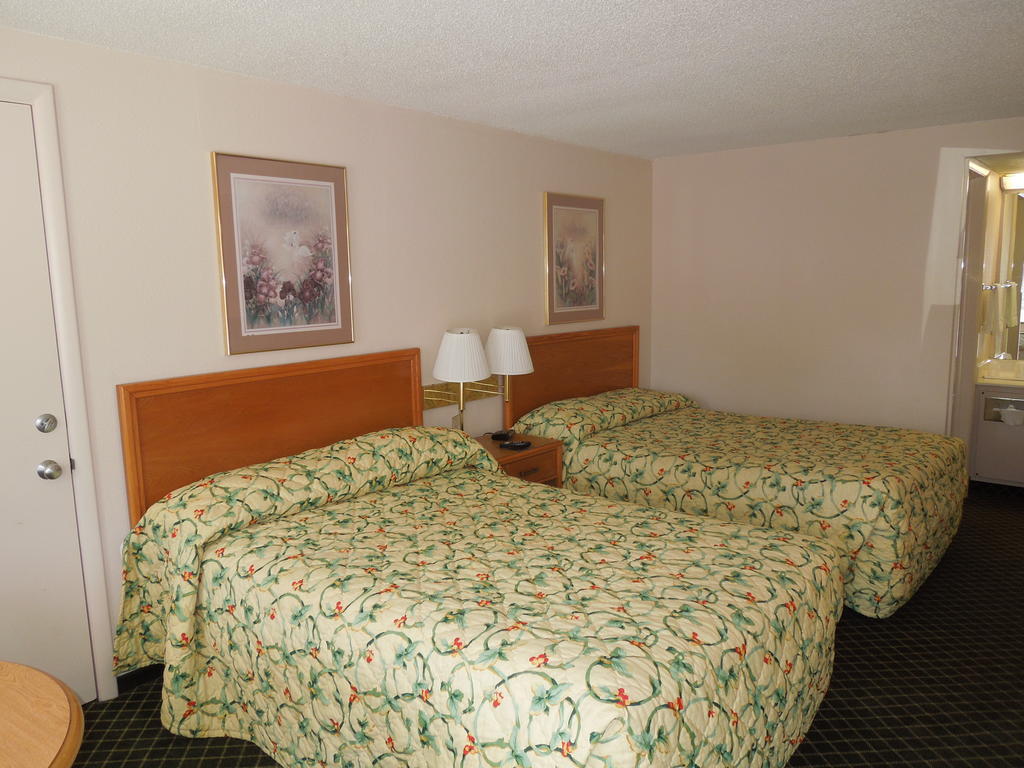 Knights Inn Elyria Room photo